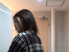 Weird asian whore peeing